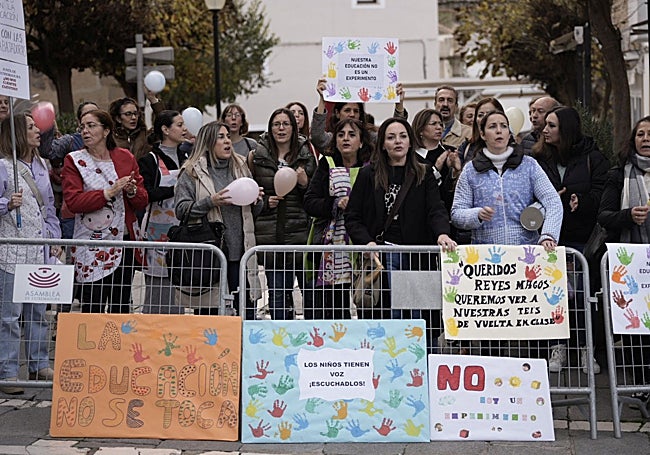 Técnicos de Infantil, esta mañana junto a la Asamblea de Extremadura.