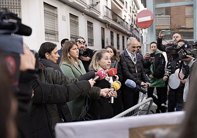 Vaquera dirigiéndose a los manifestantes.