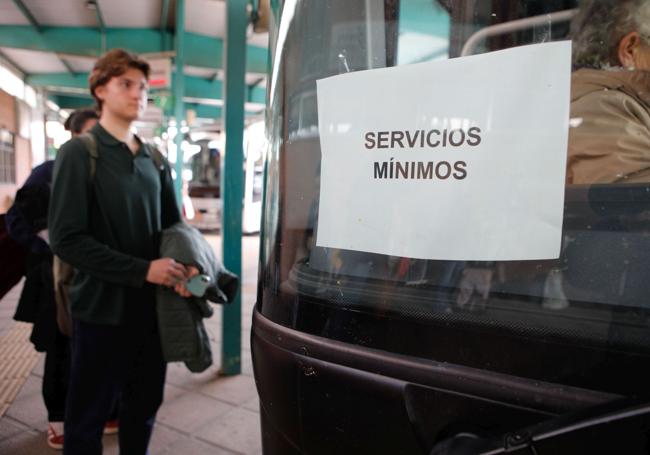 Servicios mínimos indicados en una utobús en Cáceres.