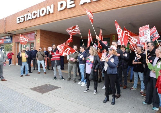 Protesta a las puertas de la estación de autobues de Cáceres.