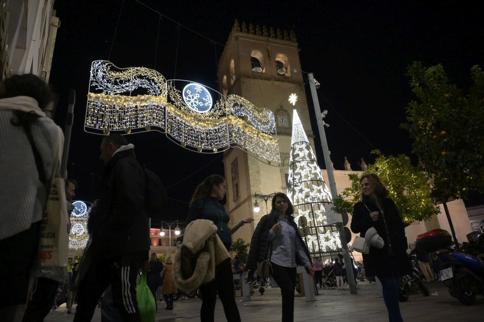 Badajoz ha encendido este viernes su alumbrado navideño. Miles de personas se han congregado en la Plaza de España para asistir al arranque del programa navideño. 