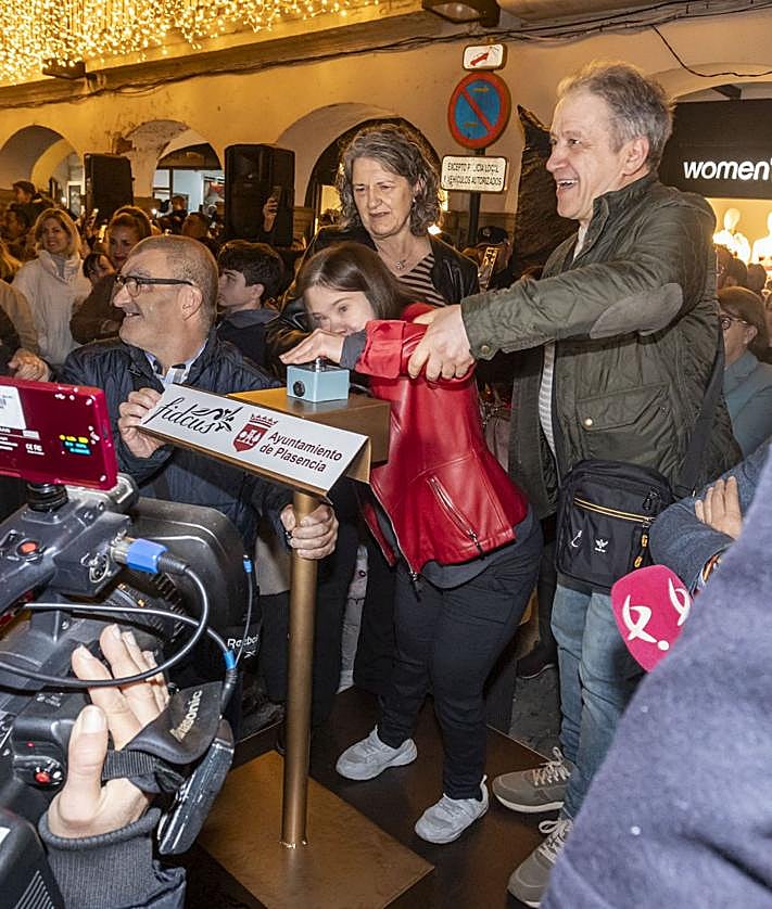 Imagen secundaria 2 - Plasencia ilumina su Plaza Mayor con el encendido navideño