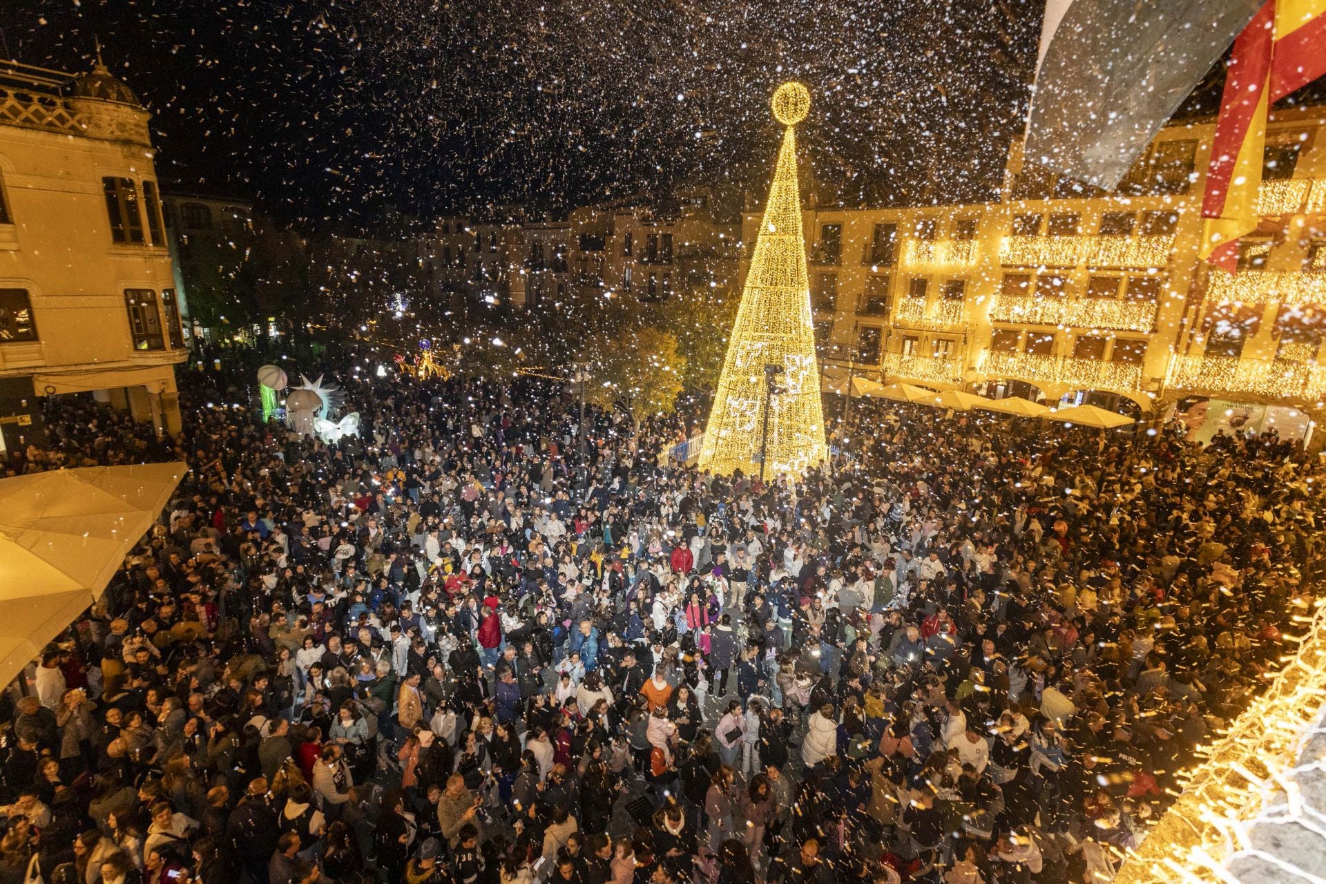 Plasencia vivió una de sus tardes más emocionantes con el encendido oficial en la Plaza Mayor, marcando el inicio de 40 días de celebración que se extenderán hasta el 7 de enero