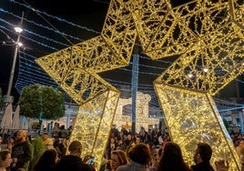 La estrella y la caja de regalo destacan en el alumbrado de Mérida