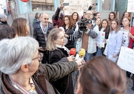 Mercedes Vaquera, de espaldas, escucha a los TEI concentrados junto a la Asamblea.