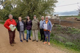 Enrique Vizuete junto a varios de los vecinos que presentaron las solicitudes para recibir las ayudas por los daños de la borrasca Efraín.