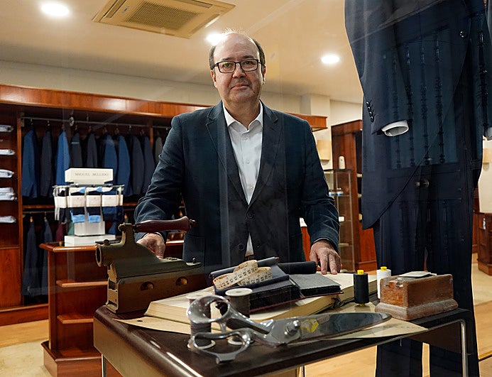 Felipe Velázquez junto a las herramientas de sastre de su padre.