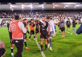 El Mérida celebra su última victoria ante el Intercity tras el partido.