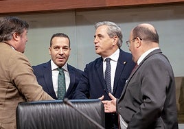 El consejero de Gestión Forestal y Mundo Rural, Ignacio Higuero, habla con los diputados de Vox antes de arrancar el debate de los Presupuestos en la Asamblea.