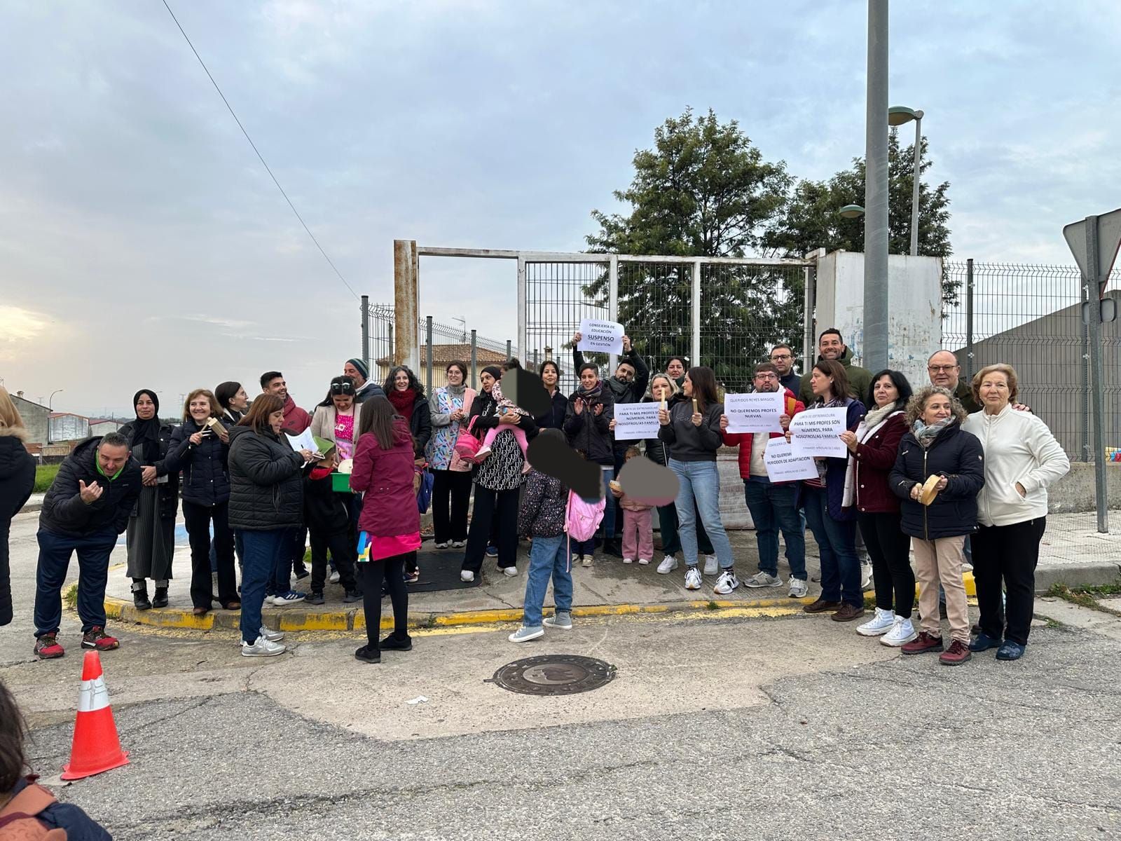 Familias y docentes junto a las dos TEIS del CEIP Juan Güell de Talayuela se concentran en la puerta del colegio con el objetivo de luchar por evitar el cese antes de terminar el curso 2024/2025.