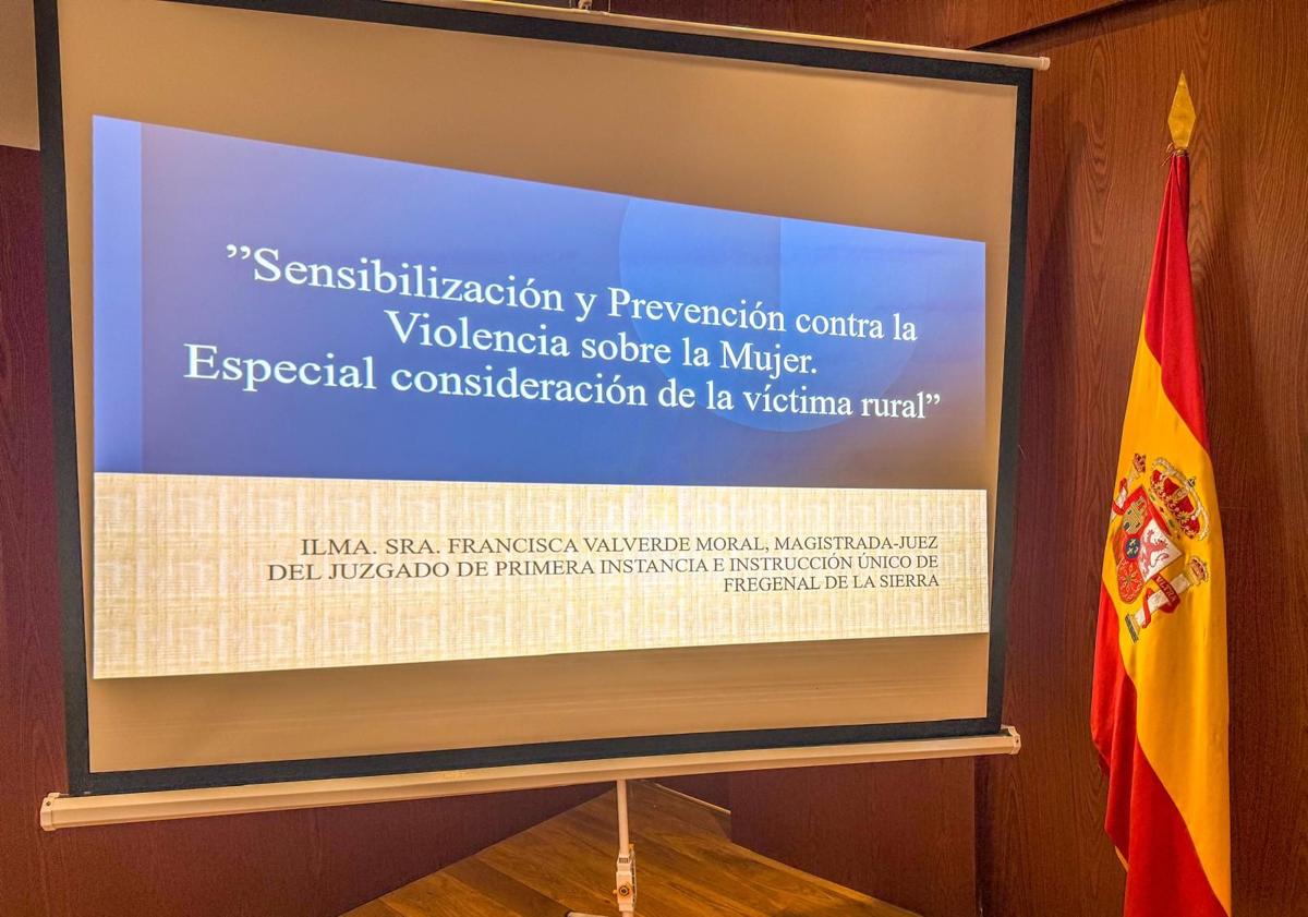 Imagen principal - Unas 70 mujeres participaron en la jornada ofrecida por Francisca Valverde, jueza de Primera Instancia de Fregenal