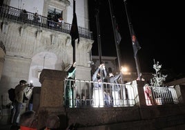 Izado de las banderas de la serie este viernes en la Plaza Mayor.