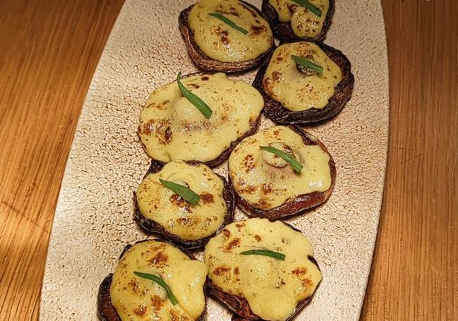Níscalos con emulsión de castaña asada, salvia y encurtidos.