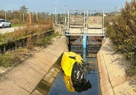 El vehículo se precipitó al canal de riego del pantano de Valdecañas.