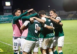 Alegría en el Cacereño tras marcar uno de los tantos.