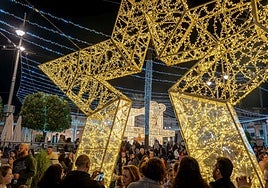 Plaza de España de Mérida, abarrotada este viernes con motivo del encendido navideño.