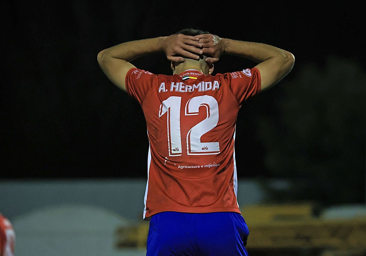 Álvaro Hermida se lamenta tras una ocasión en el descuento.
