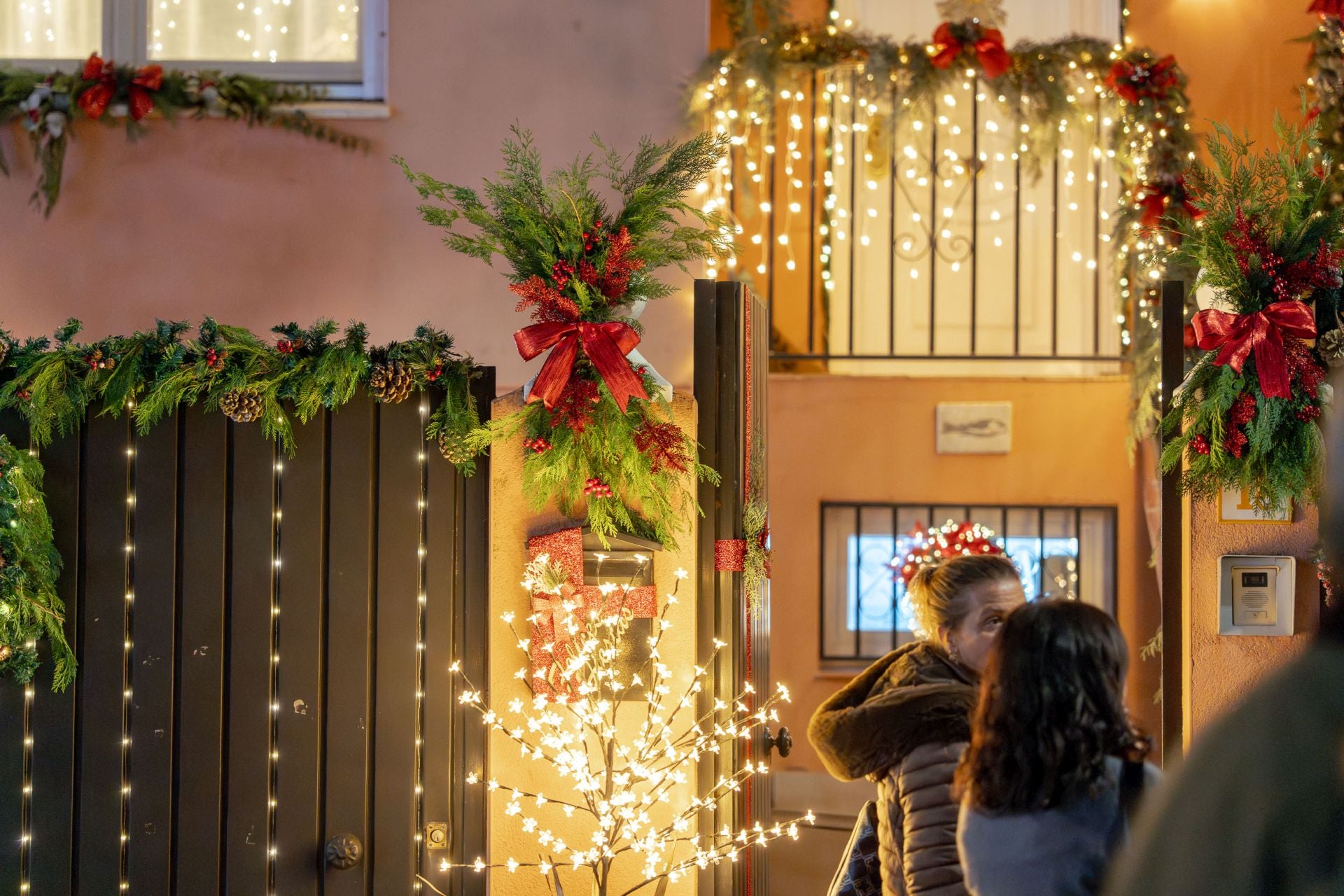 La decoración navideña de las fachadas de Montealto atrae miles de miradas