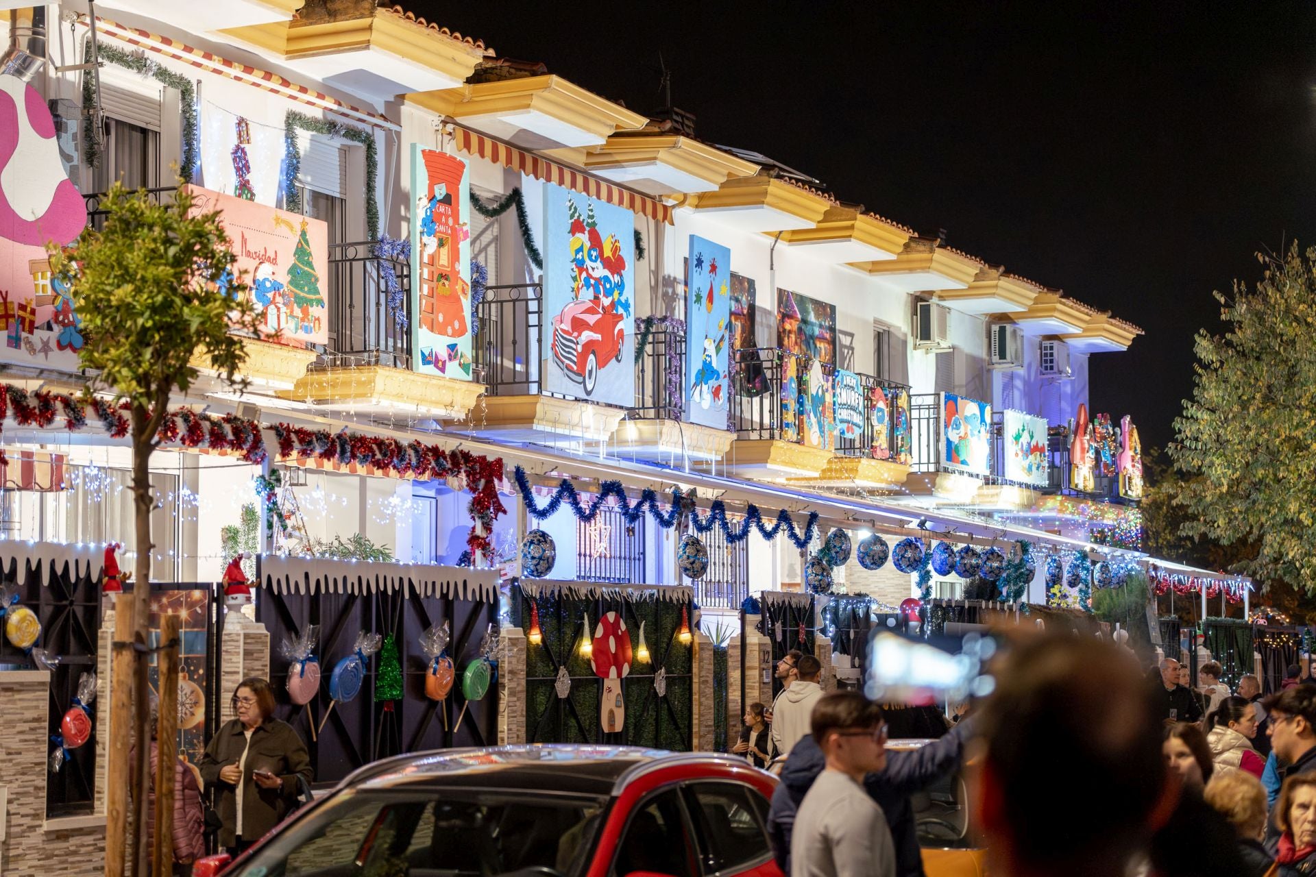 La decoración navideña de las fachadas de Montealto atrae miles de miradas