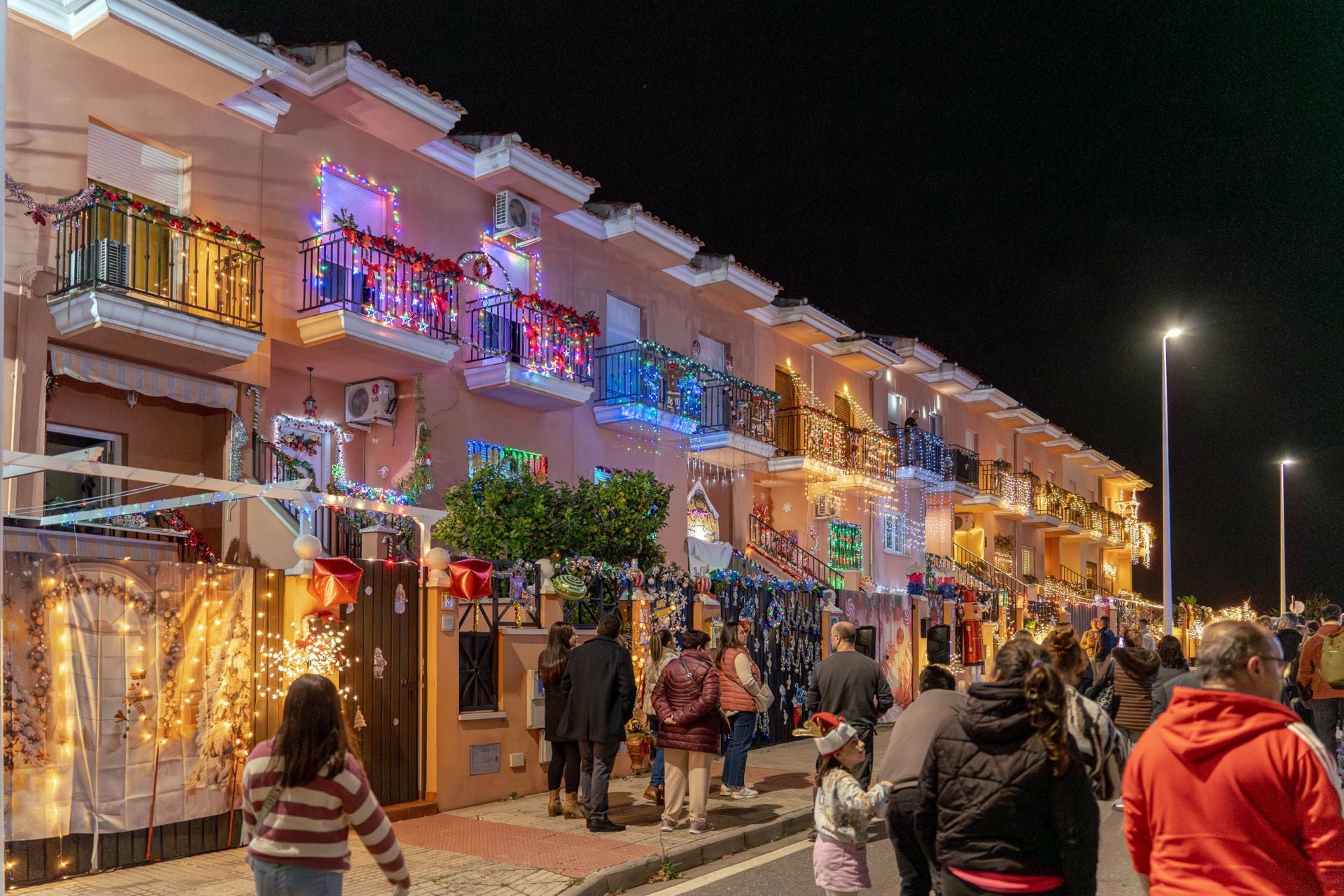 La decoración navideña de las fachadas de Montealto atrae miles de miradas