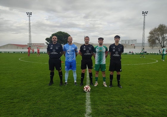 Los capitanes de ambos conjuntos y el trío arbitral instantes antes del inicio del choque.