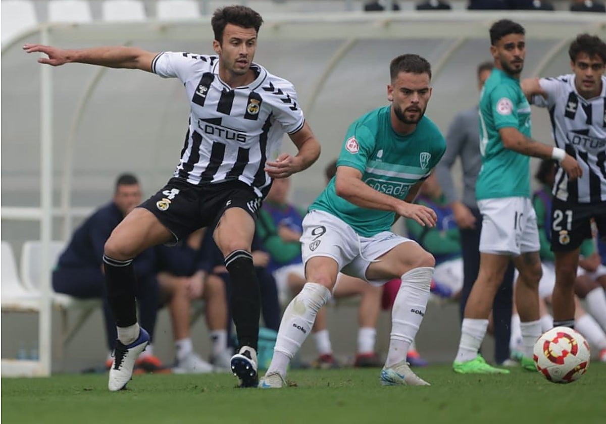 El serón Farrell pugna por un balón con el local Sergio Chica.