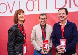 Ana Fernández, Miguel Ángel Gallardo y Guillermo Fernández Vara, en el Congreso Federal del PSOE en Sevilla.