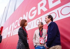 Ana Fernández con Miguel Ángel Gallardo y Fernández Vara en el congreso del PSOE en Sevilla este domingo.