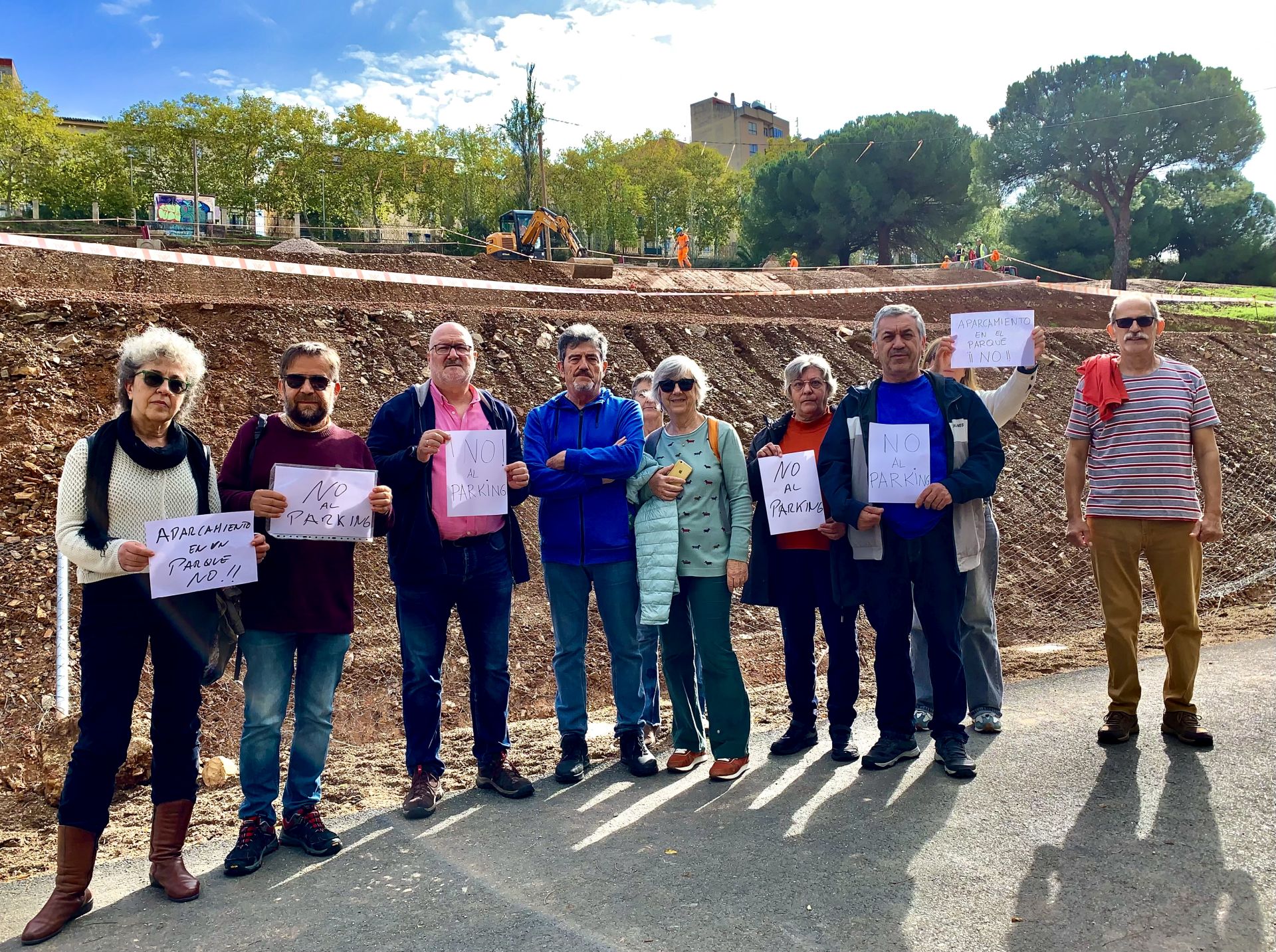 Vecinos y colectivos medioambientales se manifiestan contra el traslado del mercado al parking.