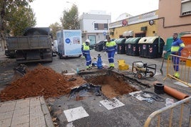 Las máquinas de Aqualia trabajan en la calle Isidro Pacense.