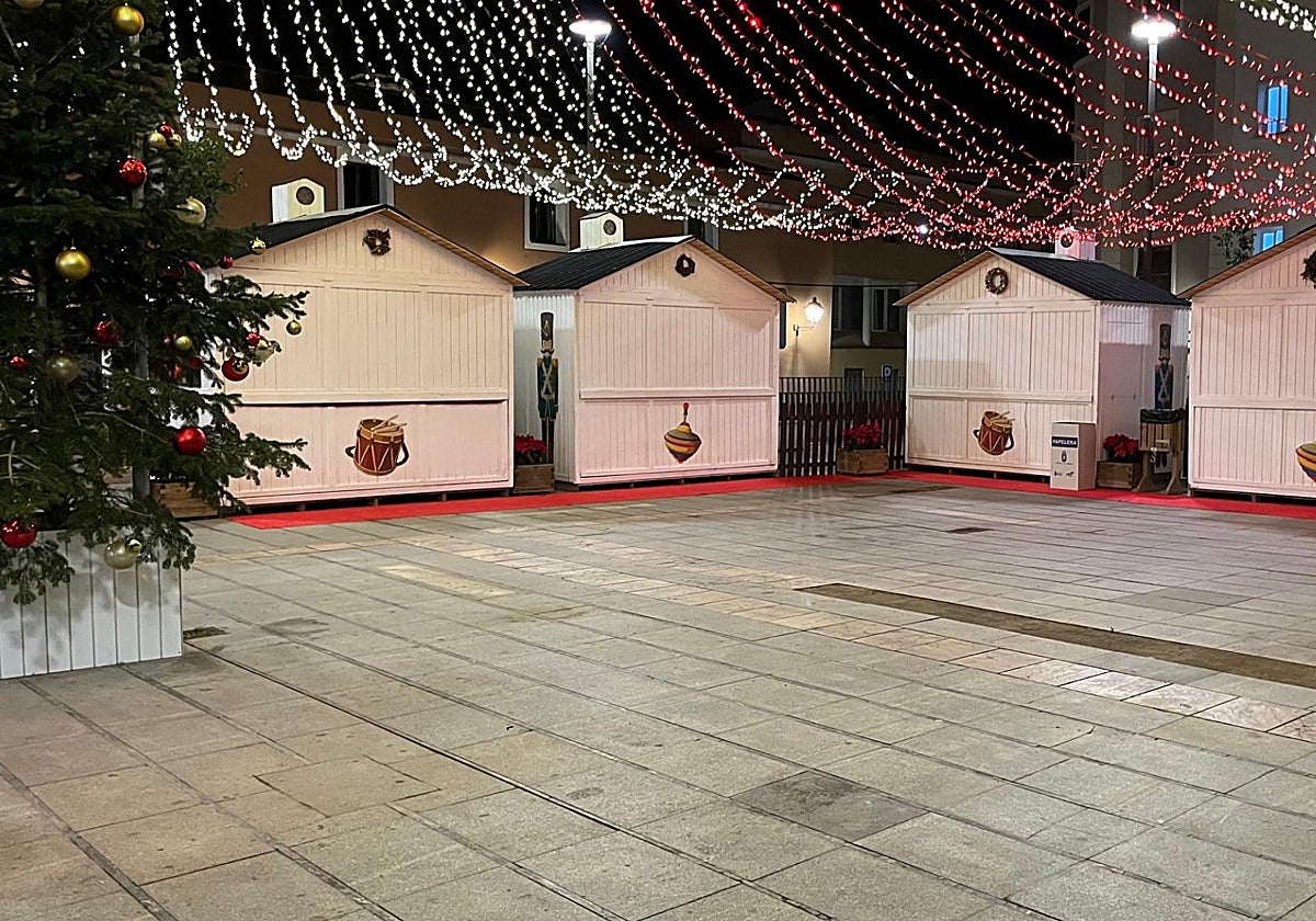 Las casetas cerradas ayer en el mercado navideño de la Plaza de Santa María.