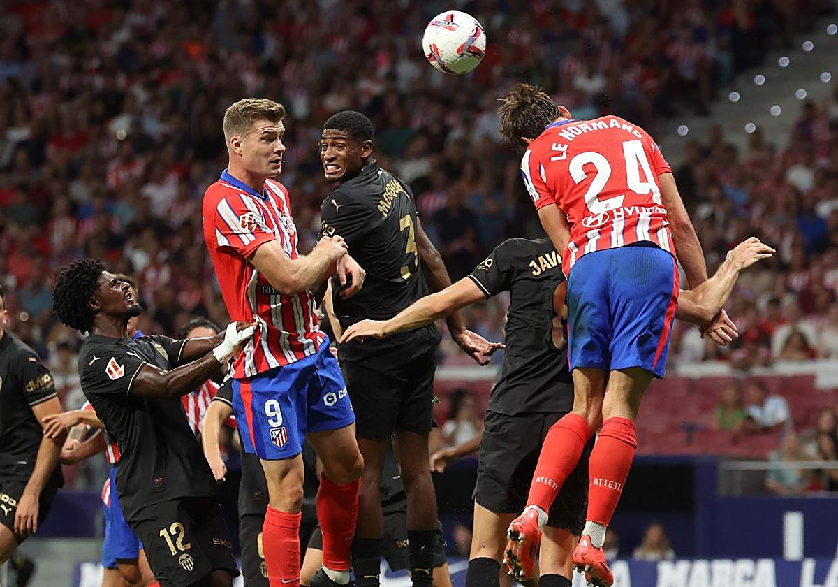 Robin Le Normand despejando un balón de cabeza ante el Valencia en la jornada 5