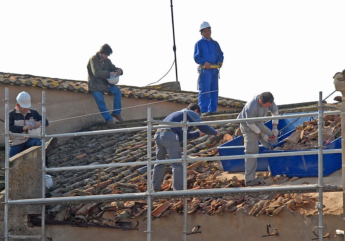 Operarios trabajando en la cubierta de la Catedral de Badajoz en 2008.