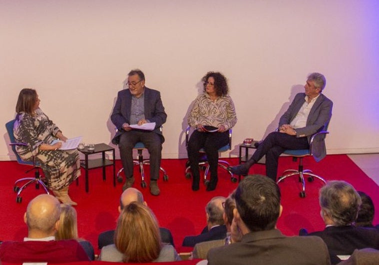 Mar Domínguez, directora de HOY, moderó el debate entre Alejandro Cercas, Eva María Flores y Francisco Rubio.