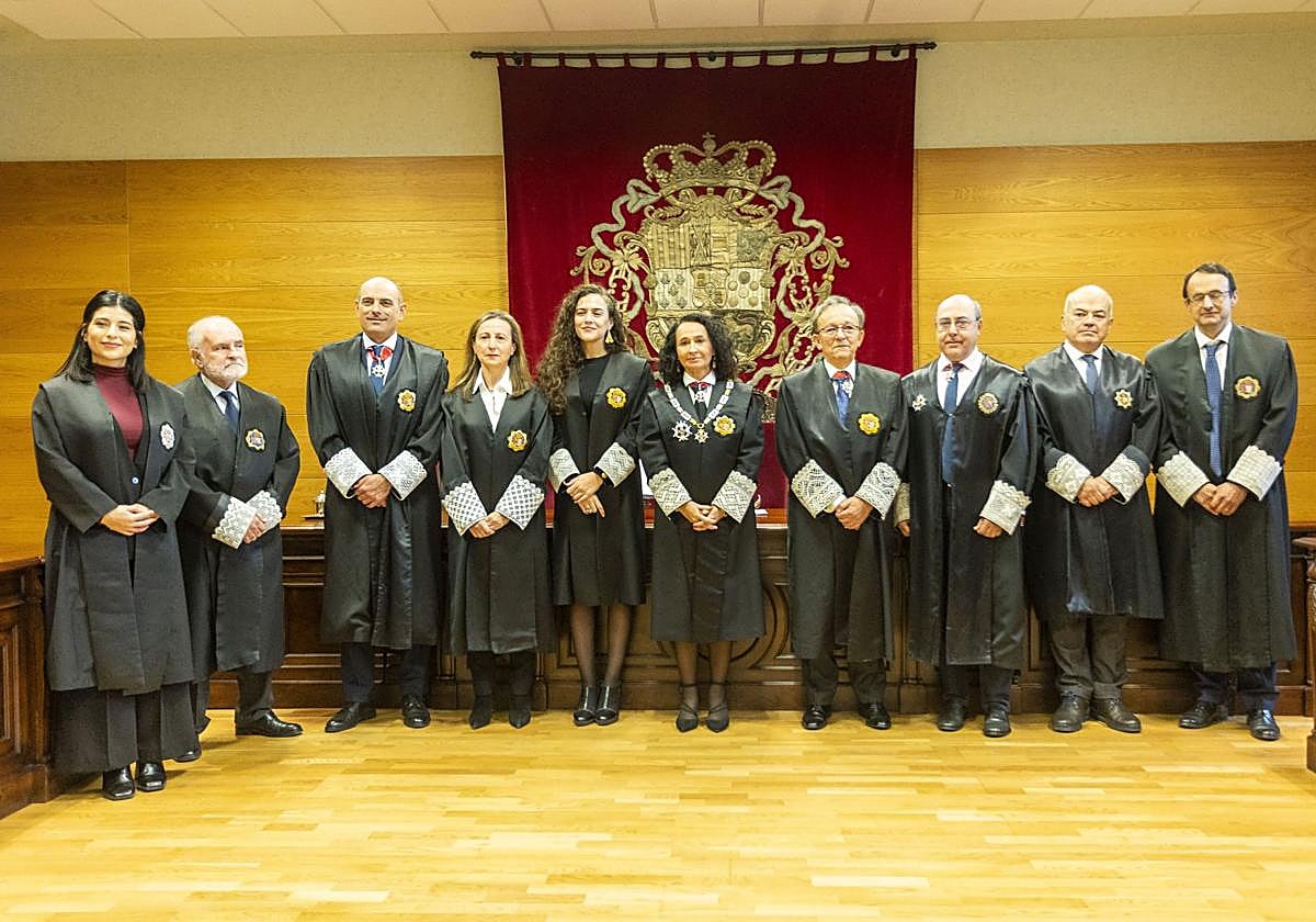 Miembros del órgano de gobierno de los jueces extremeños en la toma de posesión que ha tenido lugar este lunes en Cáces.