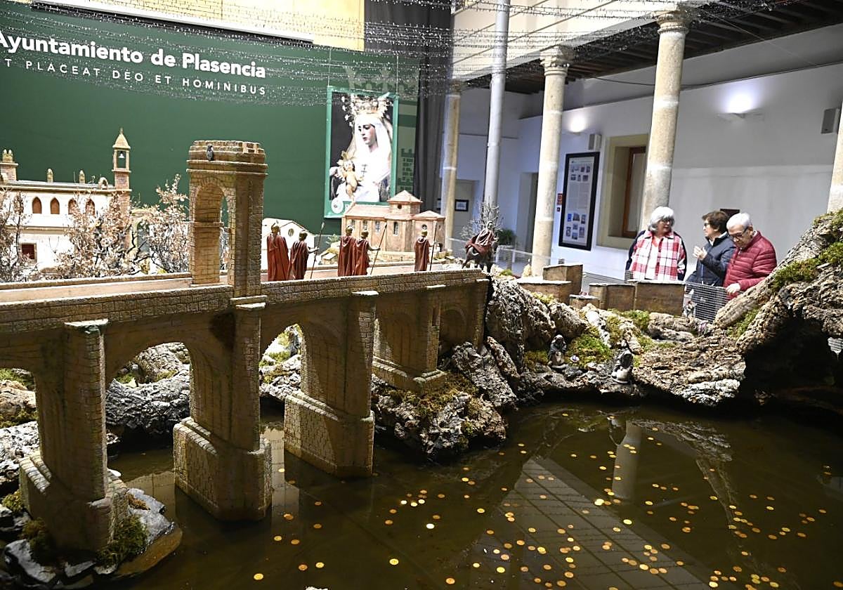 El puente de Alcántaravuelve a ser protagonistadel belén municipal enLas Claras.