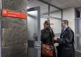 Momento en el que los dos abogados entran a la sala de vistas. A la izquierda, Luis Fernando Campos, abogado de la acusación particular. Y, tras él, José María Machacón, abogado defensor del condenado.