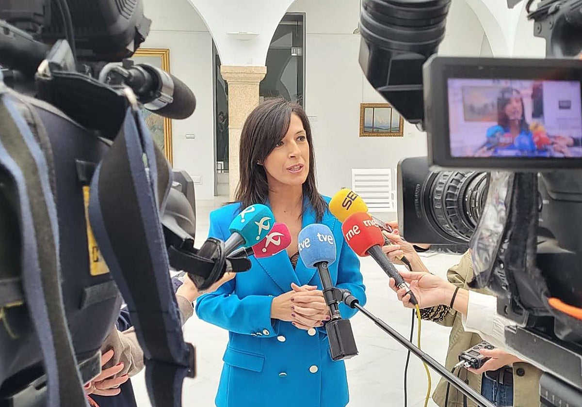 Esther Gallardo atiende a los medios de comunicación en una imagen de archivo.