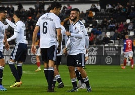 Bermu celebra con Fran Miranda uno de sus dos goles con el Badajoz al Pueblonuevo.