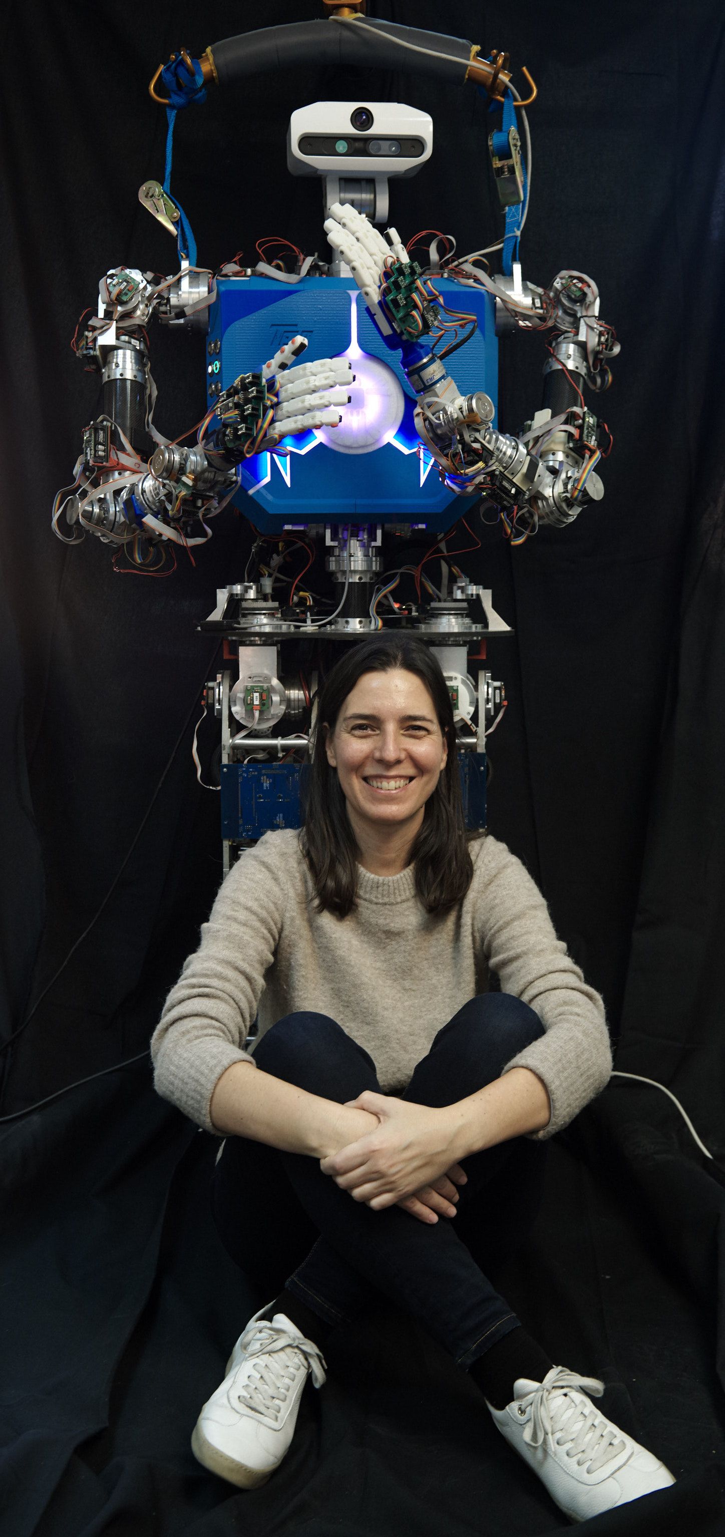 La tecnóloga extremeña ha recibido varios premios y reconocimientos, es una conocida divulgadora, fue asesora científica de la película 'Autómata' y es una de las ocho catedráticas de Ingeniería de Sistemas y Automática que hay en todo el país. 