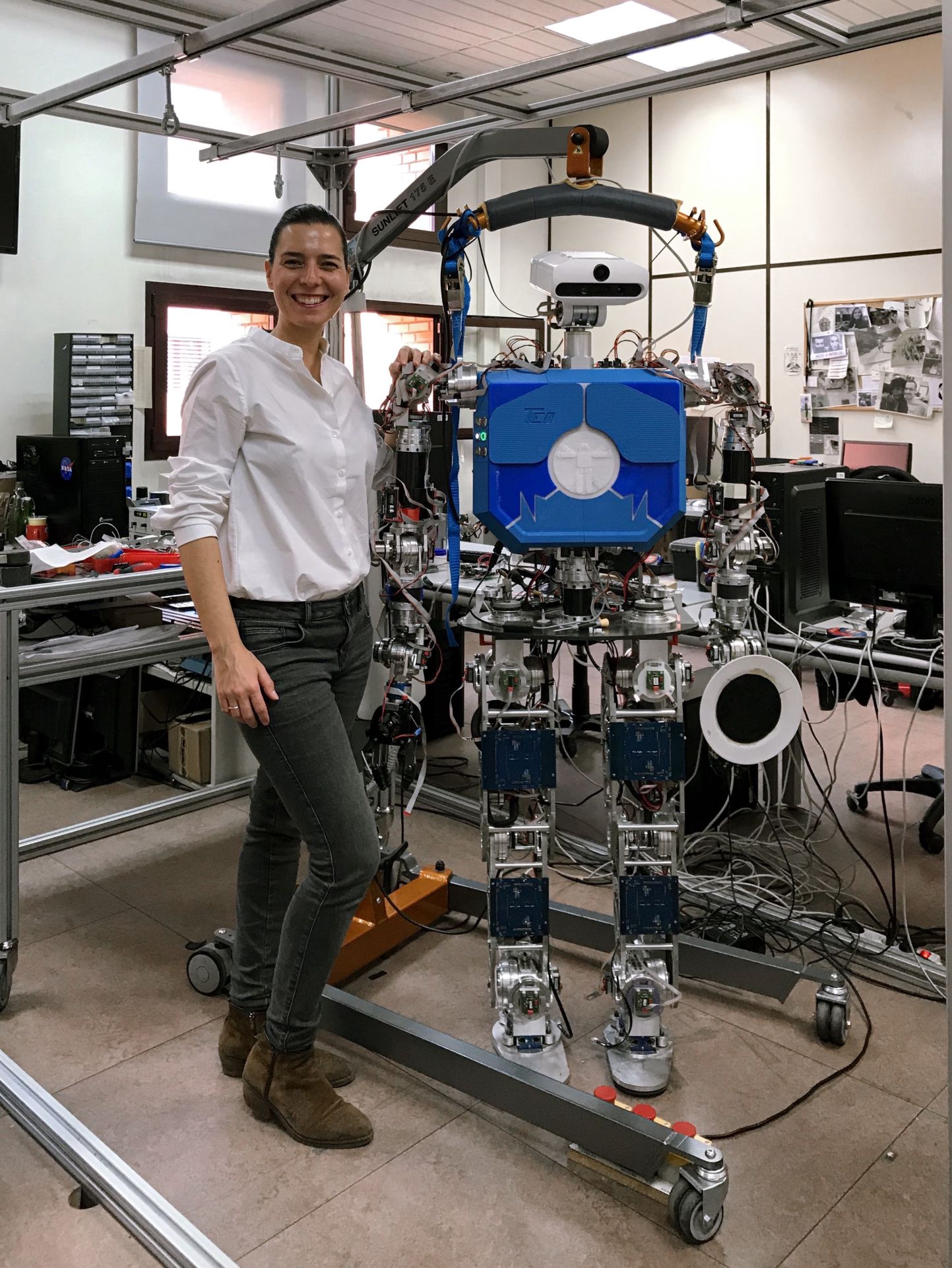 Teo está preparado para desarrollar labores cotidianas, como planchar, manipular objetos diversos y comunicarse en lengua de signos, entre otras.