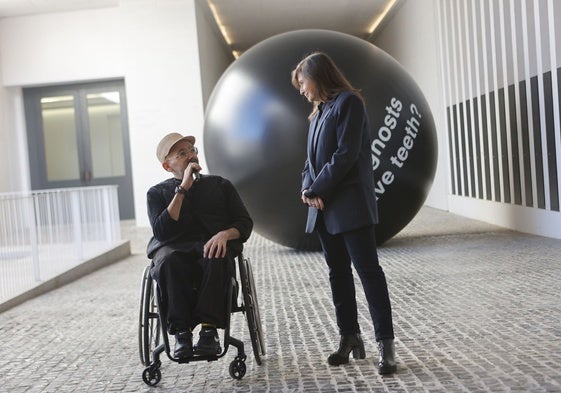 El artista Ryan Gander junto con la directora del Museo, Sandra Guimaraes.