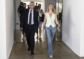 Ángel Pelayo Gordillo, de Vox, y María Guardiola, del PP, en la firma del acuerdo de gobierno el pasado año.