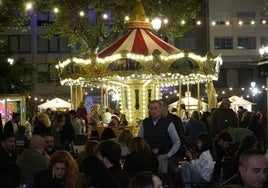 El mercado navideño del Paseo de San Francisco de Badajoz está animado por las tardes.