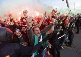 Gran ambiente en las inmediaciones del estadio en la víspera del inicio del partido.