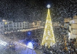 Imagen del encendido navideño de este 2024 en la Plaza Mayor de Cáceres, que tuvo lugar el pasado 29 de noviembre.