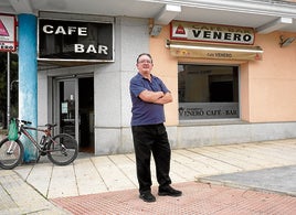 Jacinto Andrés Venero, en las puertas del bar que fundaron su padre y su tío.