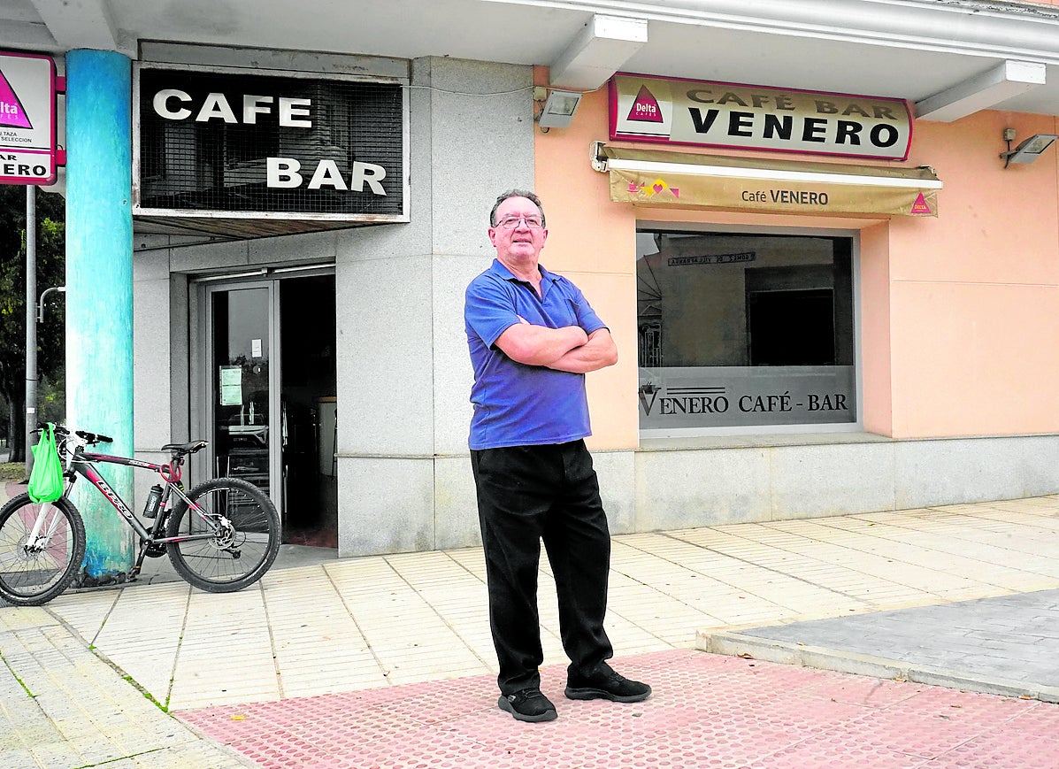 Jacinto Andrés Venero, en las puertas del bar que fundaron su padre y su tío.