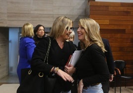 La presidenta de la Asamblea, Blanca Martín, junto a la presidenta de la Junta, María Guardiola, antes del pleno de este jueves.