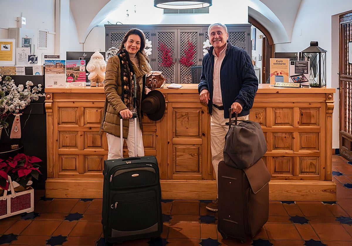 Una pareja, a su llegada al Parador de Mérida, en el mediodía de este jueves.